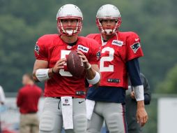 Tom Brady salió cojeando del entrenamiento de los Patriotas. AP /
