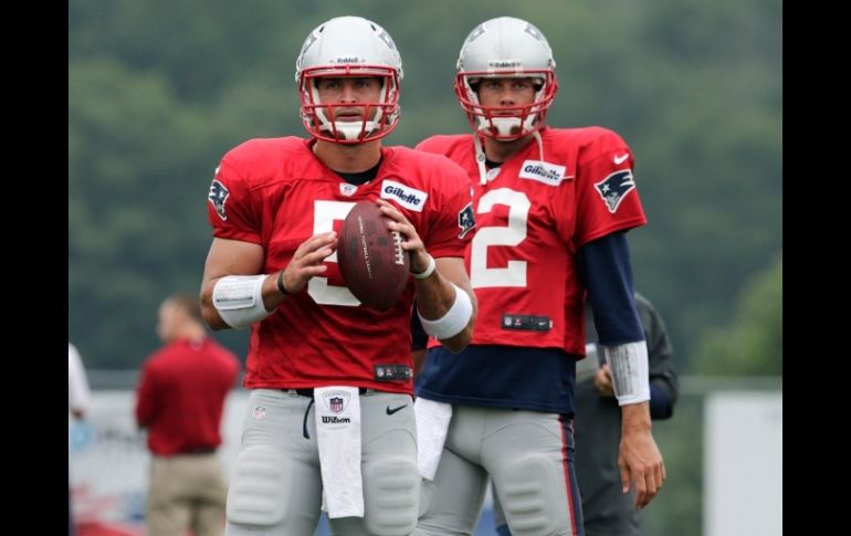 Tom Brady salió cojeando del entrenamiento de los Patriotas. AP /