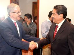 Ramiro Hernández García, y el titular de la SSJ, Jaime Agustín González, firmaron el convenio.  /