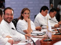 Claudia Ruiz Massieu (d) junto a Javier Duarte (i) durante el arranque de la Feria Internacional de Turismo de Aventura Veracruz 2013. SUN /