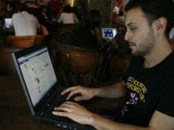El grupo de jóvenes entre 13 y 18 años de edad es el más activo en cuanto a navegar en redes sociales se trata. ARCHIVO /