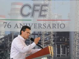Peña Nieto encabezó esta mañana en el puerto de Manzanillo la conmemoración del 76 Aniversario de la Creación de la CFE. NTX /