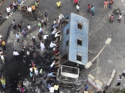 GIZA. Manifestantes islamistas trata de volcar un camión durante los disturbios. EFE /