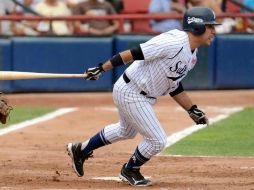 Edgar Quintero conecta imparable en la cuarta entrada que encamina a su equipo al triunfo. MEXSPORT /