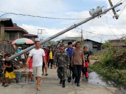 La provincia de Aurora en Filipinas fue una de las más afectadas por el tifón, dejando caminos intransitables por los aludes. AP /