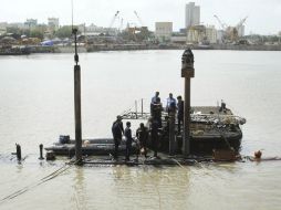 Personal de la marina india se afana en el rescate, sin muchop optimismo en cuanto a encontrar sobrevivientes. EFE /