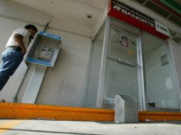 Piden cuidarse de cualquier persona que pueda estar atenta a los movimientos de los usuarios cuando acuden a cajeros. ARCHIVO /