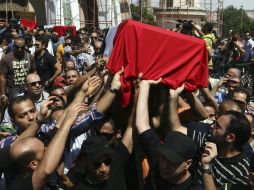 Policías participan de los funerales de los oficiales caídos durante la ola de violencia en el país. EFE /