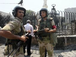 Miembros del ejército egipcio patrullan las inmediaciones de la mezquita de Al Imán en El Cairo. EFE /
