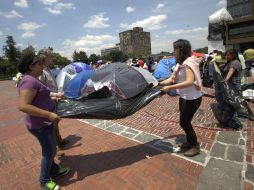 Los jóvenes comienzan a levantar sus casas de campaña instaladas en la torre de Rectoría. NTX /