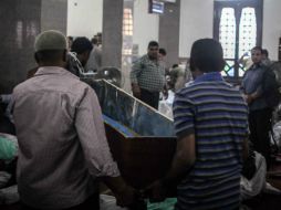 Familiares de las víctimas se reúnen en una mezquita para llorar la muerte de los manifestantes fallecidos. EFE /