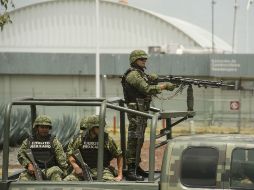 Elementos de la Policía Federal y el Ejército mexicano mantienen un patrullaje en el Aeropuerto de la ciudad.  /