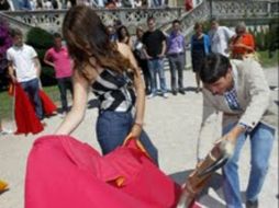 El diestro Alberto Aguilar (d) durante una clase práctica de toreo de salón en los jardines del Palacio de La Magdalena. ARCHIVO /