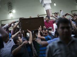 Familiares de las víctimas oran por los manifestantes fallecidos en la última jornada de violencia en el país. AP /