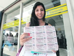 ESTUDIANTE. Leslie Godín con sus planillas. Cada boleto tiene un valor de tres pesos, la mitad de la tarifa del pasaje en la metrópoli EL INFORMADOR /