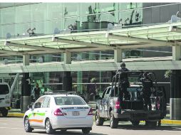 EXPETACIÓN. Policías federales resguardaban las entradas de la terminal aérea. EL INFORMADOR /
