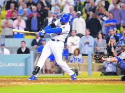 Se viste de héroe. Adrián González conecta un doble remolcador que le permitió a los Dodgers ganarle a los Mets en 12 entradas. AP /