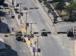 Varios vehículos blindados del Ejército egipcio desplegados en una calle. EFE /