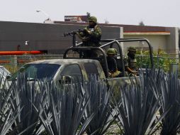 Soldados permanecen en el aeropuerto tapatío, mientras autoridades esperan la deportación de Sandra Ávila Beltrán. AFP /