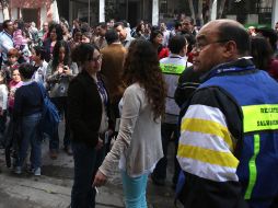 Habitantes y personal de oficinas de edificios en Ciudad de México desalojan los inmuebles. ARCHIVO /