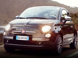 Disponible en color negro o blanco, el Fiat 500 Cabrio ofrece la estampa de diseño Gucci. ARCHIVO /