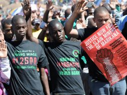 Los mineros rezan para recordar a los fallecidos en la masacre. AFP /