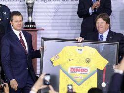 Peña Nieto (i), y el DT del América, Miguel Herrera (d), participan en un encuentro en memoria póstuma a 'Chucho' Benítez. EFE /