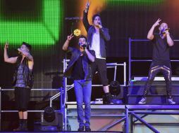 Los integrantes de la banda logran la euforia total de sus seguidoras que los acompañan en cada una de sus interpretaciones. EFE /