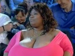 Annie Hawkins-Turner está registrada en el libro Guinness de los Récords como la mujer con los senos más grandes. ESPECIAL /