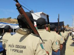 No se permitirá que los grupos de autodefensa porten y utilicen armas de uso exclusivo de las fuerzas armadas. ARCHIVO /