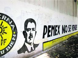 Perredistas también utilizan la imagen del general Lázaro Cárdenas para manifestar su rechazo a la reforma propuesta por Peña Nieto. AP /