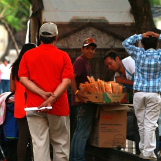 Ambulantes pagan $6 mil al mes