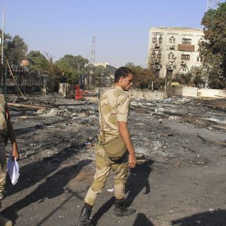 Disparos dentro de la mezquita donde se refugian manifestantes egipcios