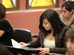 El estado de ánimo de las chicas es de más emoción que los hombres por regresar a clases. ARCHIVO /