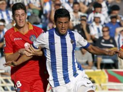 El mexicano superó al portero Miguel Ángel Moyá. EFE /