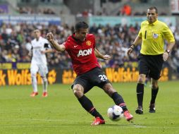 Robin van Persie saca un disparo con el que anotó el primer gol del partido. AFP /