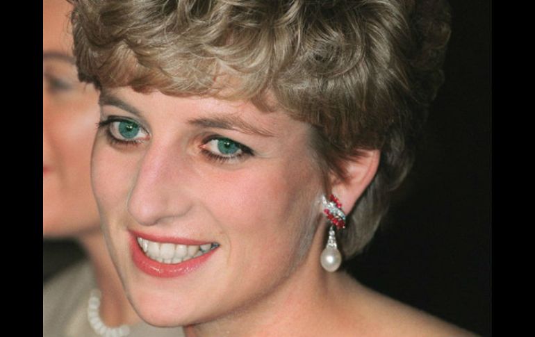 Diana, ex esposa del príncipe Carlos de Inglaterra, murió en un hospital tras el accidente. ARCHIVO /