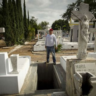 Bajar a los muertos y andar entre sus tumbas