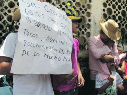 Habitantes de Las Shascuitas se manifestaron en Acapulco contra la violencia que los hizo dejar su tierra. EFE /