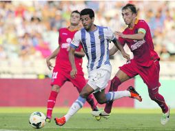 Los defensas del Getafe, Lacen y Michel, tratan de frenar al mexicano Carlos Vela, en el partido disputado en Anoeta. EFE /