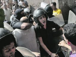 La Policía penetró a una mezquita donde se refugiaron musulmanes. AP /