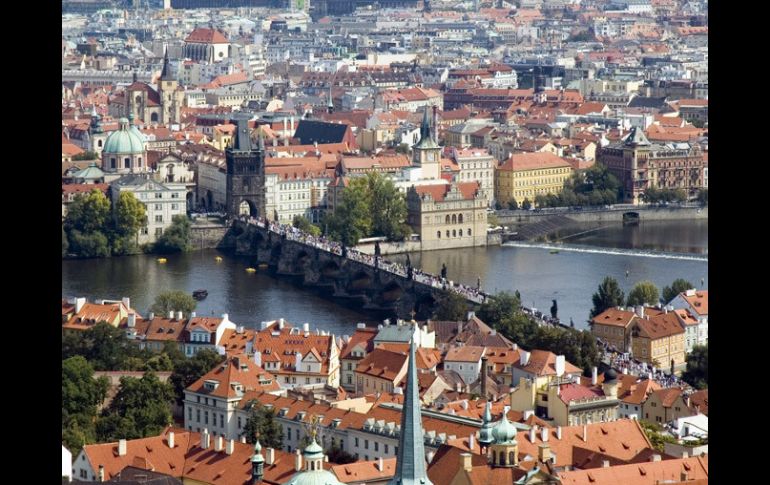 Praga, en una vista que abarca el puente sobre el Moldava. ARCHIVO /