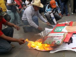 Maestros de la sección 22 del Sindicato Nacional de Trabajadores de la Educación (SNTE), prenden fuego a propaganda. ARCHIVO /