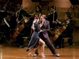Julieta Biscione y Roberto Castillo durante un momento de su actuación en Tailandia EFE /