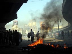 Simpatizantes de los Hermanos Musulmanes y de Mohamed Mursi participan en choques con la policía. ARCHIVO /