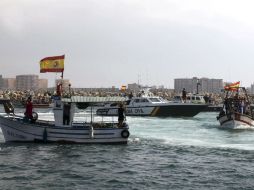 Los pescadores que han participado en una protesta contra las trabas de Gibraltar para que faenen en aguas próximas al Peñón. EFE /