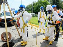 En uno de los puntos de intervención había una cuadrilla de trabajadores que bregaban con un robot.  /