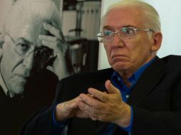 Amigos y familiares se reúnen con la intención de recordar al escritor quien falleció en mayo pasado. ARCHIVO /