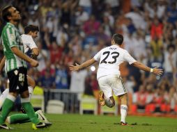 Isco (23) sale corriendo a festejar el gol que le dio la victoria al Real Madrid sobre el Betis AFP /