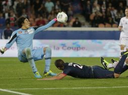 Guillermo Ochoa tuvo una destacada actuación en el empate a un gol de su equipo contra el PSG. AFP /